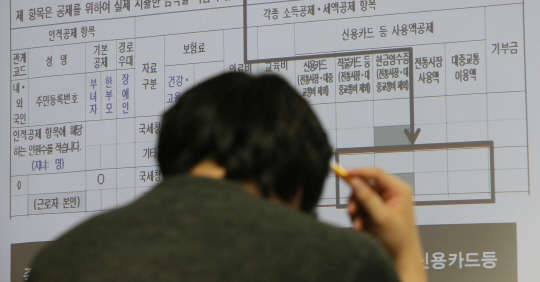 최경환 경제부총리 겸 기획재정부 장관이 지난 1월 27일 "연말정산 과정에서 억울한 직장인들이 최소화될 수 있도록 하겠다"고 밝혔음에도 연말정산 대란으로 촉발된 서민증세 논란은 수그러들지 않을 기세다.     사진은 기업 실무자들을 대상으로 한 연말정산 강의가 열리는 서울 강남구 역삼동 CFO아카데미. 연합뉴스